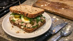 Sandes fresca de atum com ovo e rúcula: cremosa, crocante e pronta em minutos