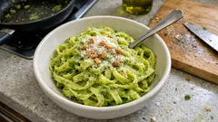 Fettuccine com pesto de brócolos: cremoso, rápido e com um toque diferente