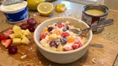 Salada de fruta cremosa com iogurte grego e limão: fresca, bonita e pronta a servir
