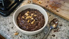 Mousse de chocolate negro com nozes: cremosa, leve e com o crocante no ponto certo