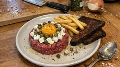 Tártaro de novilho com mozarela de búfala e alcaparras — pronto em minutos