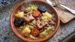 Sopa da Pedra bem composta: feijão, enchidos e repolho para aquecer a família