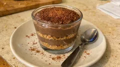 Taça moka de café e chocolate: sobremesa de colher fácil, em camadas, para preparar antes