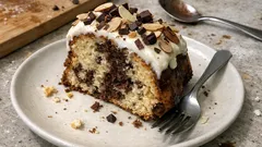 Bolo da Páscoa fofo com chocolate e amêndoa — com creme liso por cima