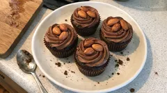 Cupcakes de Páscoa de chocolate com creme de cacau — fofos, húmidos e fáceis de decorar