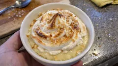 Creme de coco com merengue gratinado: sobremesa fresca que fica sempre consistente