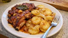 Entrecosto no forno com batata à padeiro: carne suculenta e batatas bem douradas