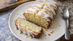 Bolo de limão com sementes de chia: húmido, fofo e com um aroma mesmo fresco