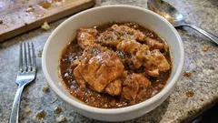 Frango estufado com sopa de cebola e cerveja: molho apurado com pouco trabalho
