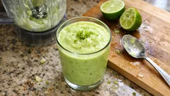 Batido de abacate com coco e lima: cremoso, fresco e pronto em 5 minutos
