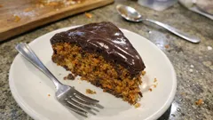 Bolo de cenoura húmido com cobertura de chocolate — receita que sai sempre bem