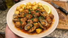 Carne de Porco à Alentejana em casa: molho aromático e amêijoas no ponto