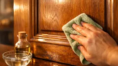 Como limpar portas de madeira com vinagre e óleo sem estragar o verniz