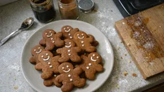 Bonecos de gengibre e canela no robô de cozinha: massa fácil de recortar e pendurar