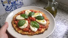 Pizza low-carb caseira com farinhas de amêndoa e coco — pronta em 10 minutos
