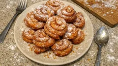 Filhós enroladas à moda antiga: douradinhas, leves e com açúcar em pó