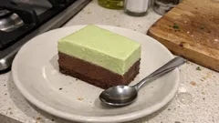 Mousse bicolor de chocolate e matcha — cremosa, bonita e para fazer de véspera