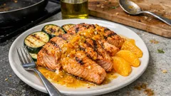 Salmão grelhado com molho de laranja: jantar leve com ar de restaurante