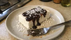 Semifrio de coco bem cremoso com cobertura de chocolate — simples e sempre certo