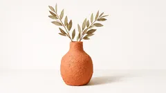 Como fazer um vaso reciclado com caixas de ovos e uma garrafa de plástico