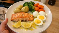 Lombo de salmão para a consoada: simples, com legumes, batatas e limão