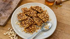 Pinhoada alentejana: o doce tradicional que se faz só com mel e pinhões