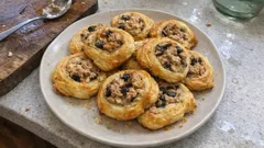 Caracóis de atum e azeitonas no forno: folhados estaladiços em 15 minutos