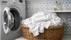 Como devolver o branco à roupa sem estragar a máquina de lavar