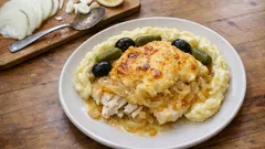 Pescada à Zé do Pipo no forno: cebolada apurada e maionese bem dourada