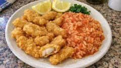 Choco frito com arroz de tomate: crocante por fora, tenro por dentro