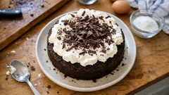 Bolo de chocolate de aniversário: fofinho, simples e com chantilly caseiro