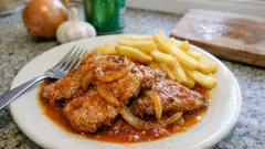 Bifinhos de cebolada na panela de pressão: molho de cebola e cerveja em 20 min