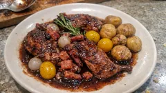 Codornizes com vinho tinto e bacon: molho escuro e aromático, sem complicações