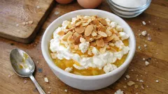 Suspiros de amor: sobremesa fresca em camadas com ovos-moles, natas e suspiros