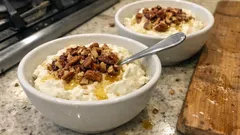 Mousse de ricota e noz-pecã: cremosa, leve e perfeita para fazer com antecedência