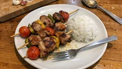 Espetadas de porco no forno: carne suculenta com pimentos e cebola assada