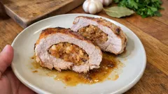 Lombo de porco recheado com alheira: assado suculento com marinada de vinho branco