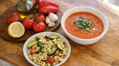 Sopa fria de tomate com legumes assados: fresca, cremosa e sem natas