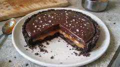 Tarte de chocolate e caramelo salgado: camadas perfeitas e um corte limpo, sem complicações