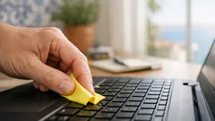 O truque do post-it para limpar o teclado em 2 minutos