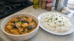 Caril de beringela cremoso: especiarias quentes e arroz branco bem soltinho