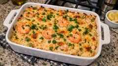 Arroz de camarão no forno com topo gratinado — cremoso por dentro e dourado por cima