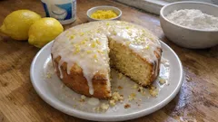 Bolo de limão e iogurte bem húmido: a receita simples que sai sempre fofa