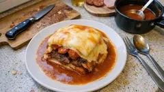 Francesinha caseira à moda do Porto: molho equilibrado e queijo a derreter