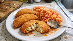 Rissóis de bacalhau com arroz de tomate: estaladiços por fora, cremosos por dentro