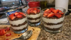 Doce de bolacha com iogurte e leite condensado: cremoso, fresco e sem forno