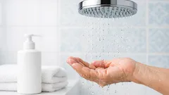 Duche diário depois dos 65: faz sentido ou está a secar a pele