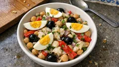 Salada de grão com bacalhau: fresca, saciante e ideal para a marmita