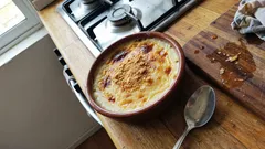 Manjar celeste bem fresco: requeijão, gemas e um gratinado leve no forno