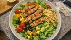 Salada de verão com peru, abacate e batata palha: leve, completa e cheia de textura